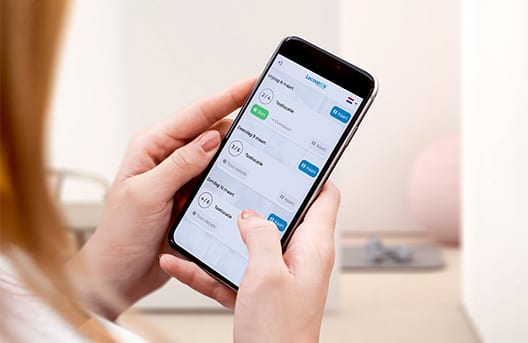 Twee handen houden een smartphone vast met de telapp van Locatus open