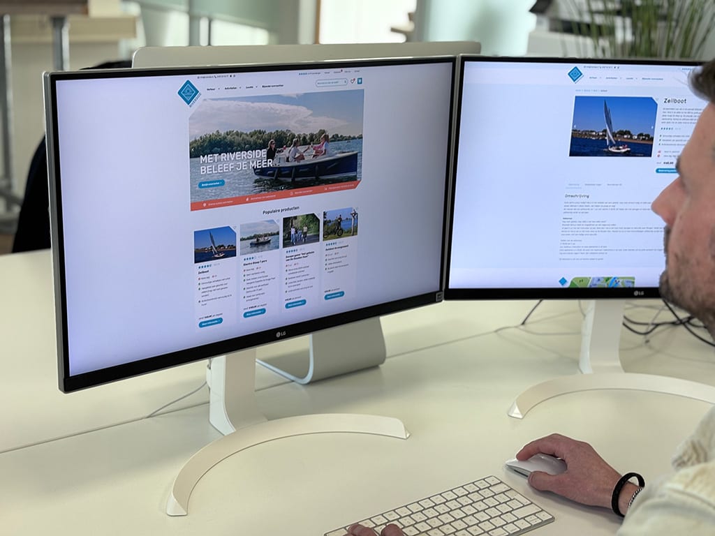 De website van Riverside Outdoor op twee schermen