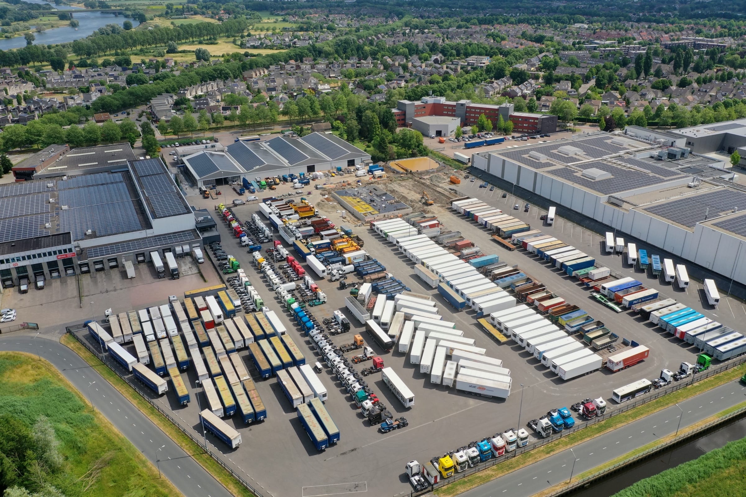 Het terrein van Vriesoord Trucks met rijen trucks